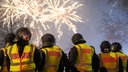 Polizisten im Silvestereinsatz, im Hintergrund Feuerwerk am Himmel