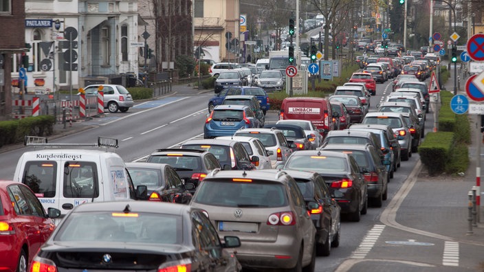 Autos stauen sich auf der Bonner Reuterstraße