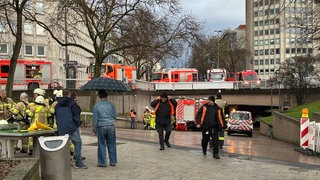 Feuerwehrleute bei Brand am Kölner Ebertplatz