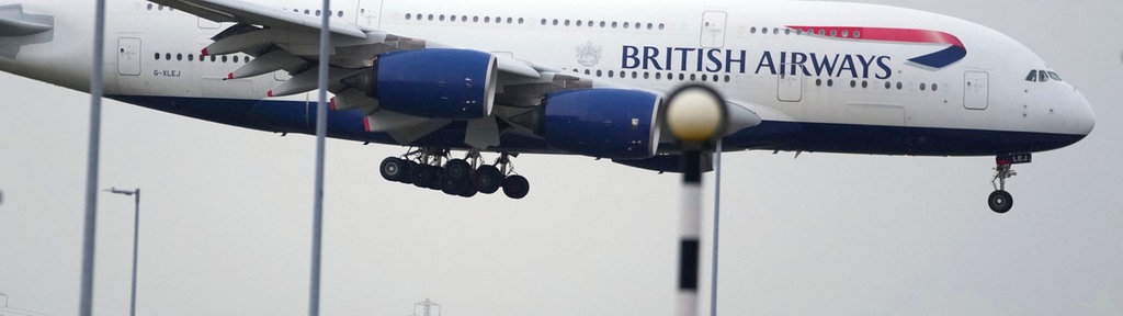 Menschen beobachten die Landung eines Flugzeugs der British Airways