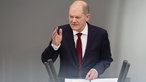 Kanzler Scholz gibt im Bundestag eine Regierungserklärung ab.