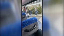 Busfahrer bedroht einen Mann mit Besenstiel