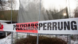 30.01.2019, NRW Lügde: Ein Polizeiabsperrband hängt auf dem Campingplatz Eichwald. 