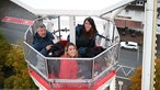 Moderatorin Catherine Vogel auf dem Riesenrad der Warburger Oktoberwoche