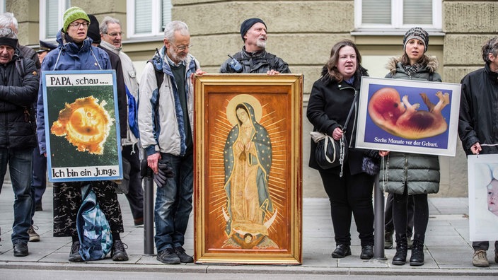 Abtreibungsgegner protestieren gegen Schwangerschaftsabbrüche.