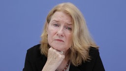 Friedensforscherin Corinna Hauswedell bei der Bundespressekonferenz zum Thema Friedensgutachten in Berlin 2016