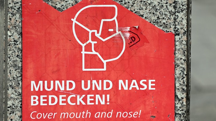 Schild mit Anweisung zur Maskenpflicht