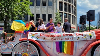 Feiernde auf einem Wagen auf dem CSD in Düsseldorf