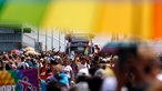 Menschen feiern am Weg der CSD-Parade zwischen Deutzer Brücke und Heumarkt. Ein Wagen von NetCologne nimmt an der Parade teil.