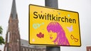 Ortsschild "Swiftkirchen" zu Ehren von Taylor Swifts Auftritt in Gelsenkirchen