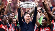 Trainer Xabi Alonso mit der Meisterschale