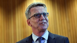 Thomas de Maizière steht in Düsseldorf vor dem Untersuchungsausschuss "Silvesternacht" des NRW-Landtags. 