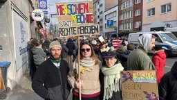 Demonstranten auf der Dermo gegen die AfD in Düsseldorf