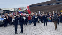 Demonstranten und Polizisten versammeln sich in der Düsseldorfer Innenstadt