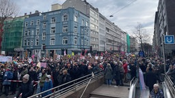 Eine Straße ist voller Demonstanten