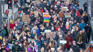 Demonstranten ziehen durch die Kölner Innenstadt