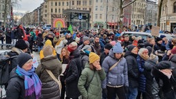 Menschen versammeln sich auf dem Chlodwigplatz