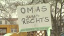Ein Schild mit der Aufschrift "Omas gegen Rechts" auf einer Demo gegen Rechts in Köln
