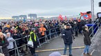 Bild von der Menschenmenge auf der Demo von der Bühne aus