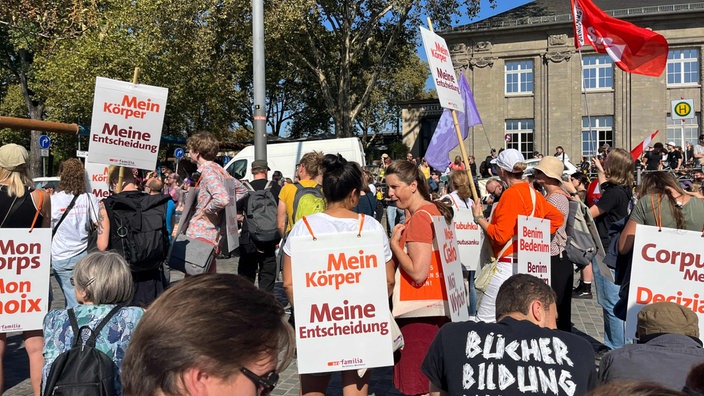 Demonstranten mit Plakaten "Mein Körper Meine Entscheidung"