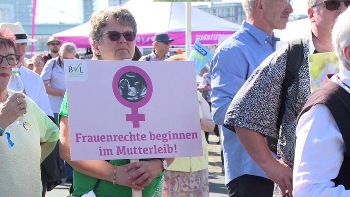 Plakat mit der Aufschrift "Frauenrechte beginnen im Mutterleib!"