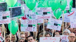 Demonstrierende nehmen an einer Kundgebung der Freien Wohlfahrtspflege NRW unter dem Motto «NRW bleib sozial!» vor dem Landtag teil.