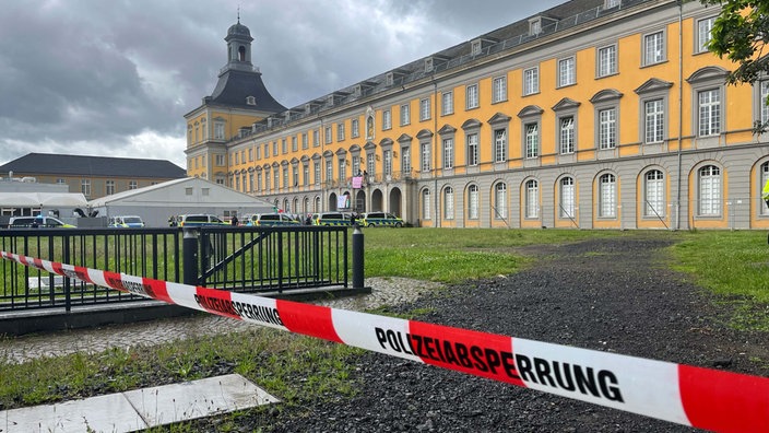 Polizeiabsperrung vor dem Hauptgebäude der Universtiät in Bonn