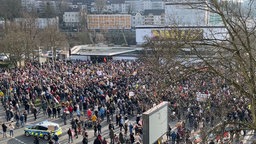 Hunderte Menschen nehmen in Wuppertal an der Demonstration gegen Rechts teil