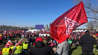 Demonstranten der IG Metall haben sich in Köln Deutz am Rhein versammelt und demonstrieren für die Zukunft der Industrie