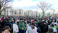 Demonstranten in Essen mit syrischen Fahnen