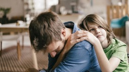 Ein Sohn lehnt sich bei seinem depressiven Vater an 