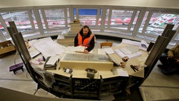 Mann sitzt in Stellwerk Mülheim-Styrum