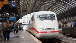 Ein ICE-Zug hält Einfahrt in den Kölner Hauptbahnhof