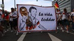 Fans halten Plakat mit der Aufschrift "La vida Loddar" hoch