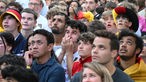 Menschen schauen gespannt das EM-Viertelfinale Deutschland-Spanien beim Public Viewing in Köln am Heumarkt
