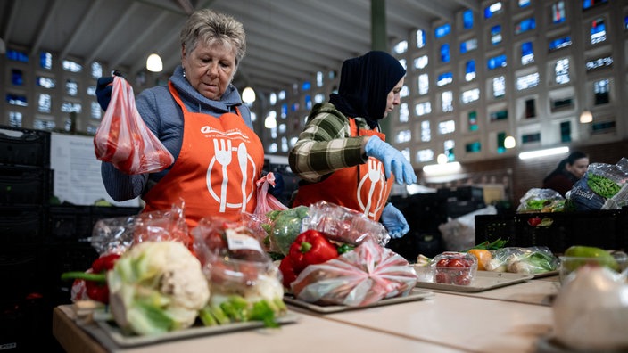 Mitarbeiterinnen bei der Tafel in Oberhausen