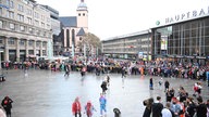 Köln füllt sich am Hauptbahnhof 