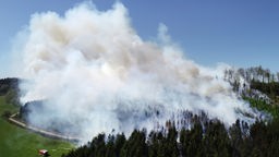  Rauch steht über einem brennenden Waldstück bei Gummersbach.