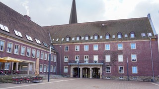 Das Rathaus der Stadt Dülmen mit seinem roten Klinker und großzügigem Vorplatz mit Marktcafé.