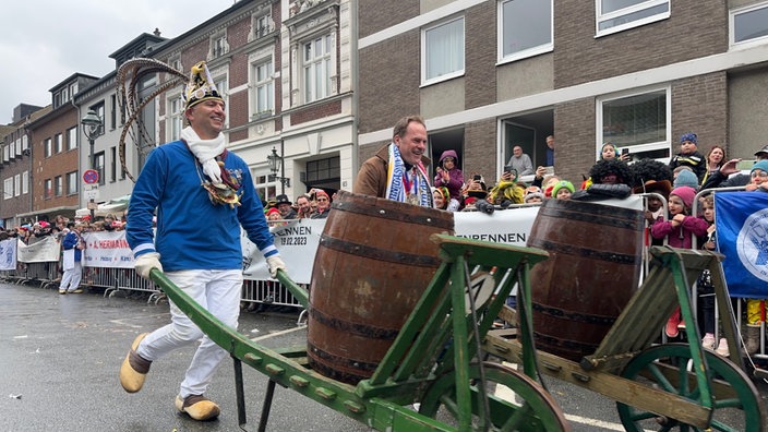 Kostümierte Feiernde ziehen durch die Straßen Düsseldorfs.