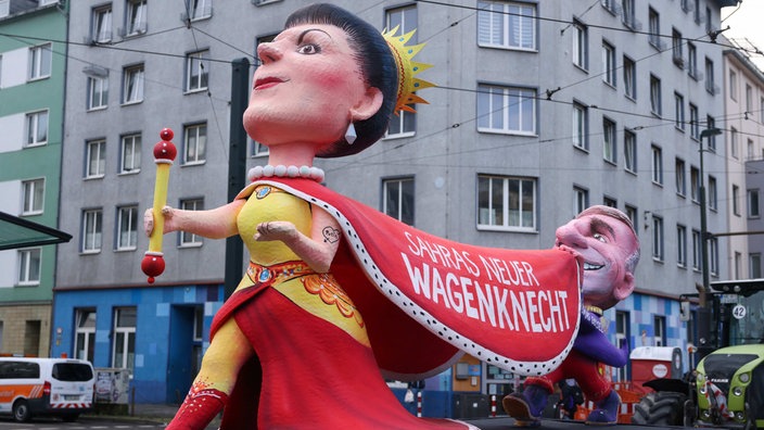 Ein Wagen mit der einer Figur der Politikerin Sahra Wagenknecht