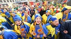 Feierwütige Feiern in Düsseldorf den Straßenkarneval