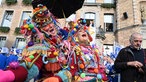 Feierwütige Feiern in Düsseldorf den Straßenkarneval