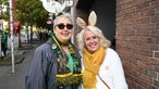 Feierwütige Feiern in Düsseldorf den Straßenkarneval