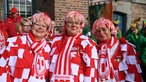 Feierwütige Feiern in Düsseldorf den Straßenkarneval