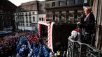 Oberbürgermeister Stephan Keller spricht zu den Menschen auf dem Marktplatz vor dem Rathaus.