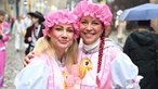 Zwei Frauen im Babykostüm in der Düsseldorfer Altstadt