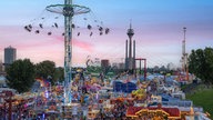 Die Düsseldorfer Rheinkirmes vor Abendhimmel