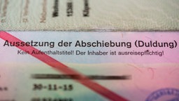 Duldung: Ein Ausweis eines Asylbewerbers mit dem Vermerk "Aussetzung der Abschiebung"