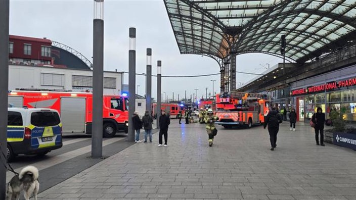 Polizei und Feuerwehr stehen am Kölner Hauptbahnhof